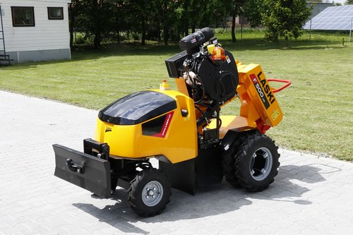 Wurzelstockfräse auf Radfahrwerk