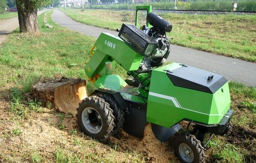 Wurzelstockfräse auf Radfahrwerk