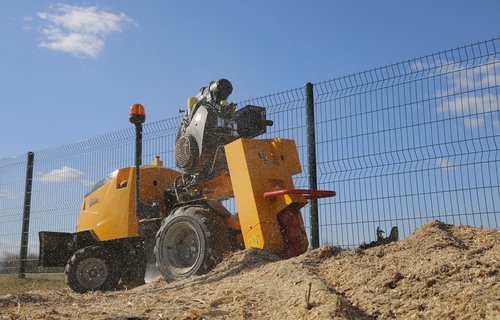 Wurzelstockfräse auf Radfahrwerk